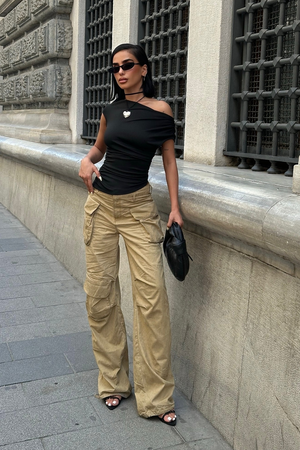 TEK OMZU AÇIK TOPARLAYICI FİTİLLİ KUMAŞ CROP TOP - Siyah - Görsel 3