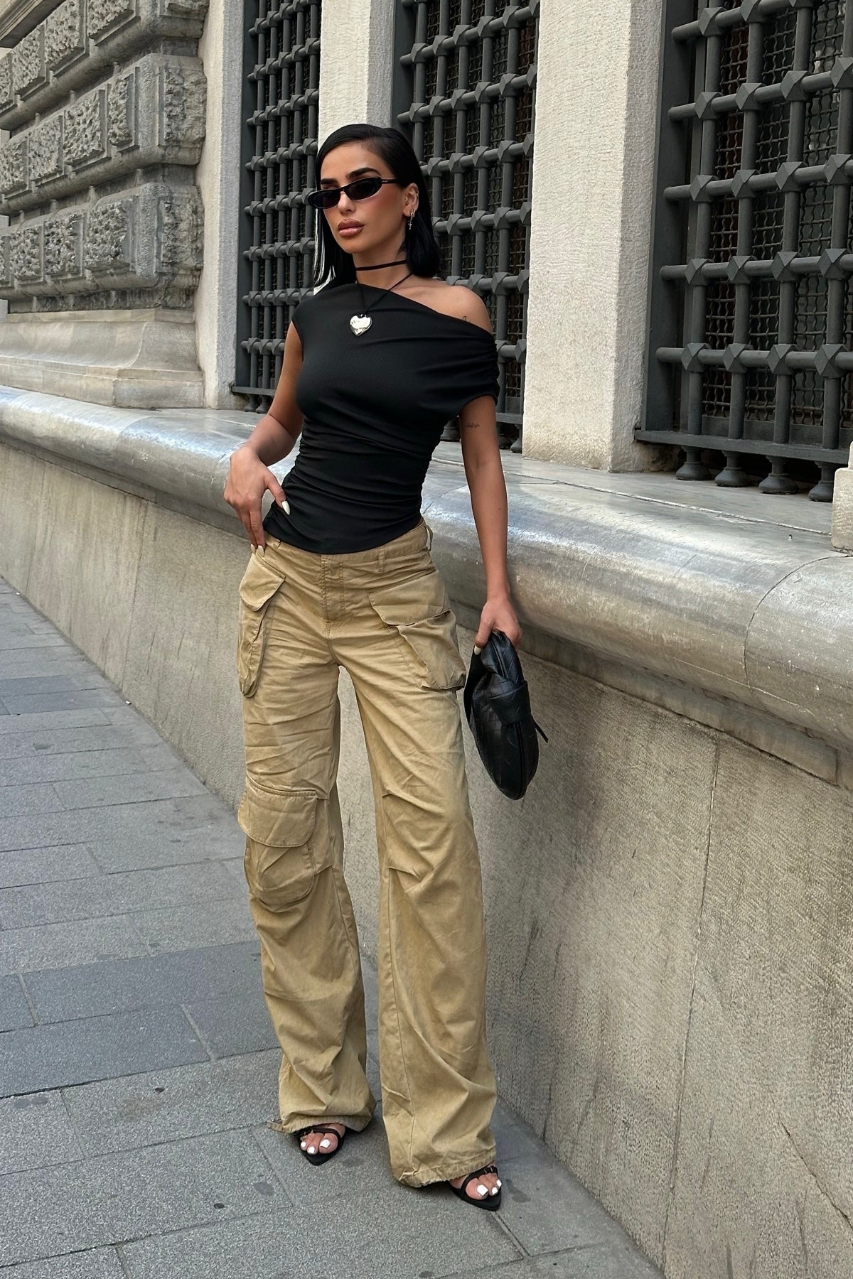 TEK OMZU AÇIK TOPARLAYICI FİTİLLİ KUMAŞ CROP TOP - Siyah - Görsel 3