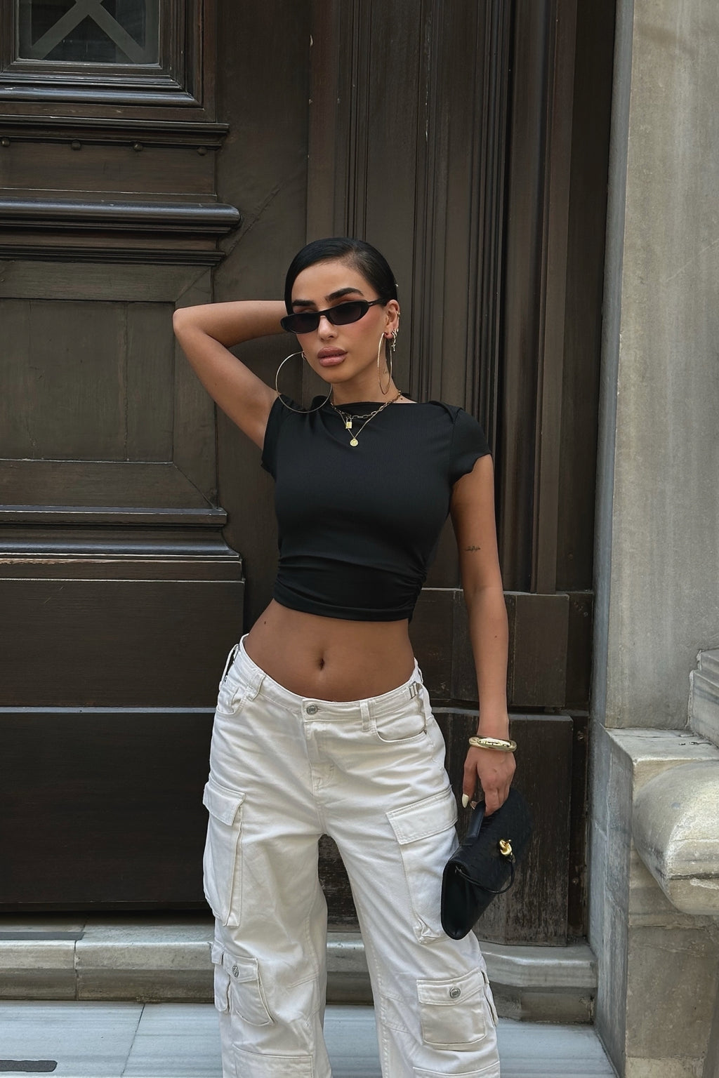 Siyah Fitilli Kısa Kollu Yanları Büzgülü Crop Top - Siyah - Görsel 1