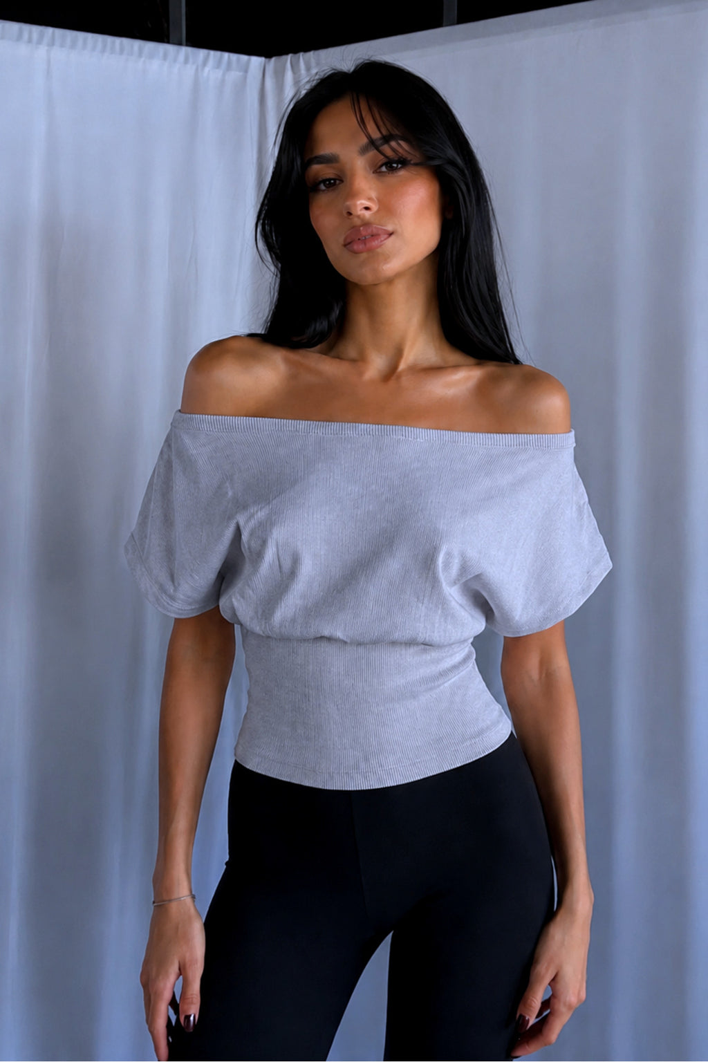 %100 PAMUK BELE OTURAN OMZU AÇIK FİTİLLİ ESNEK CROP TOP BLUZ - Gri - Görsel 2