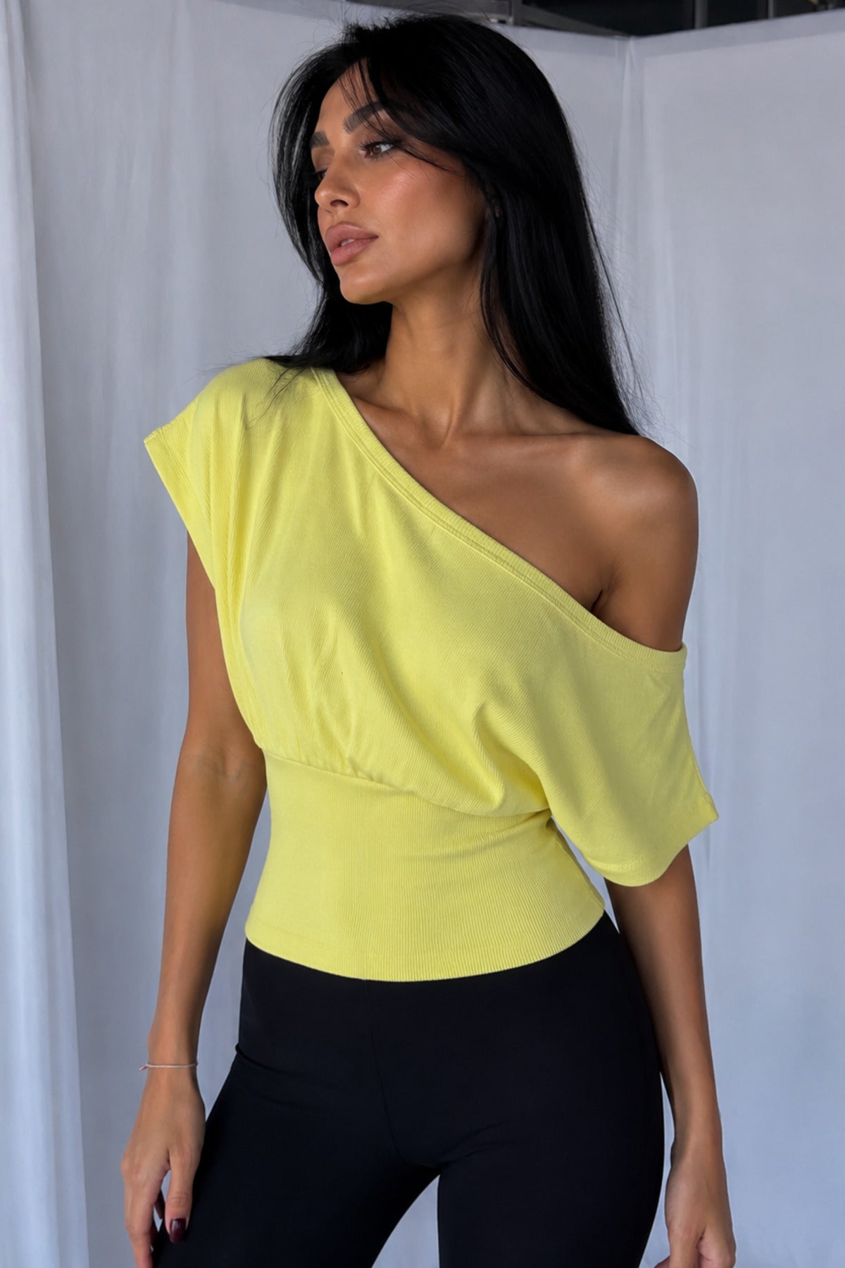 %100 PAMUK BELE OTURAN OMZU AÇIK FİTİLLİ ESNEK CROP TOP BLUZ - Limon Sarısı - Görsel 4