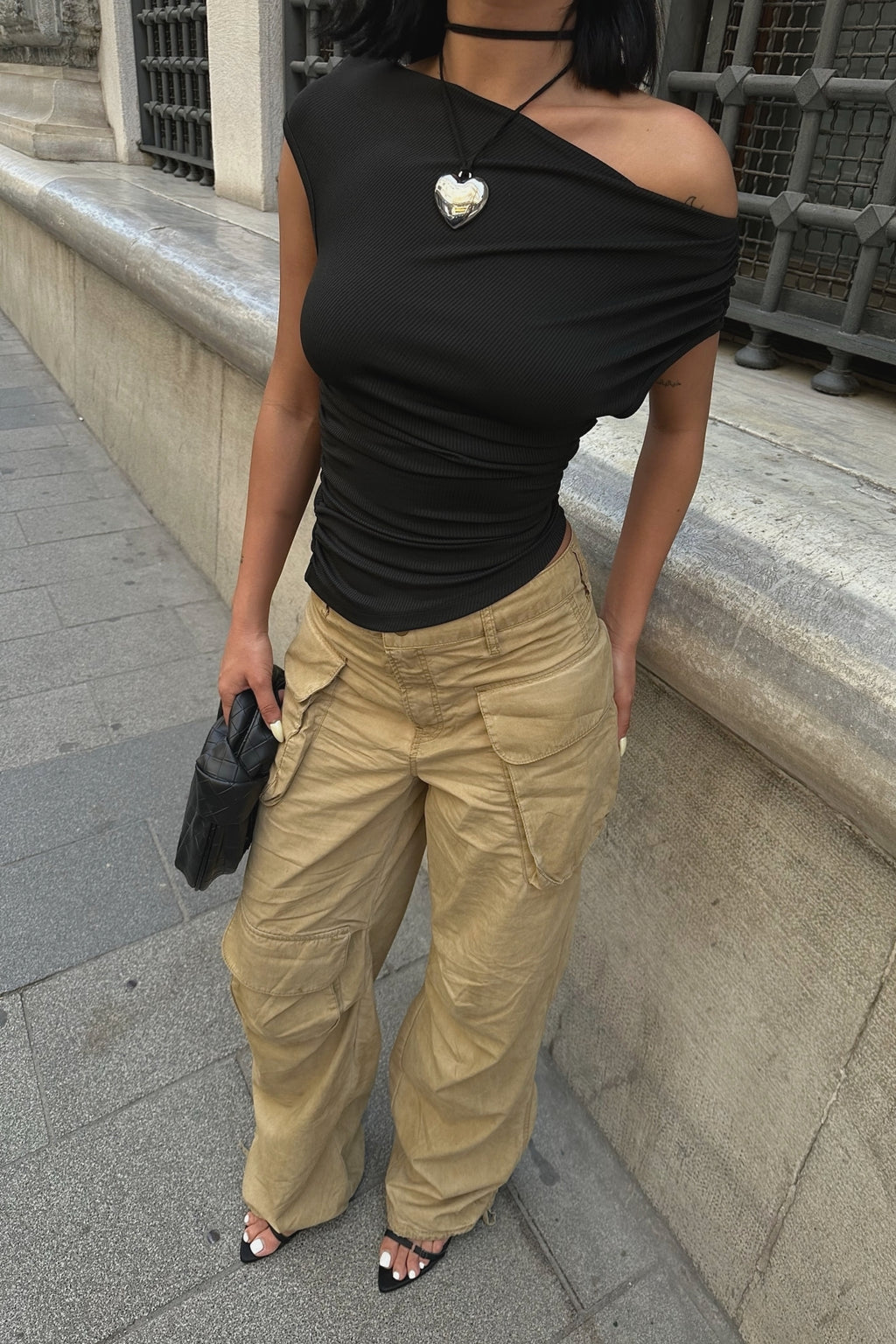 TEK OMZU AÇIK TOPARLAYICI FİTİLLİ KUMAŞ CROP TOP - Siyah - Görsel 2