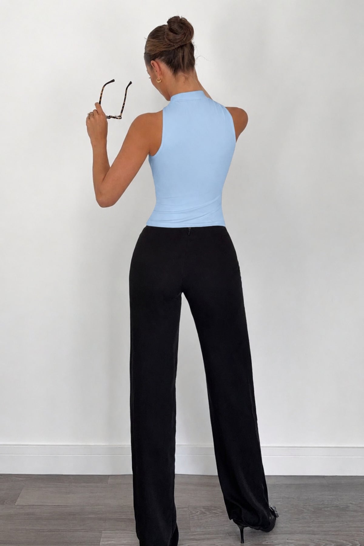Halter Yaka Aksesuar Detaylı Crop Bluz - Mavi - Görsel 2