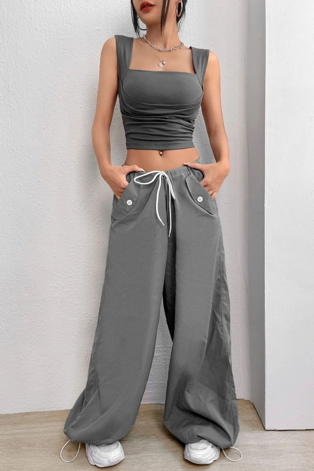 Kare Yaka Büzgü Detaylı Esnek Crop Bluz - FÜME - Görsel 3