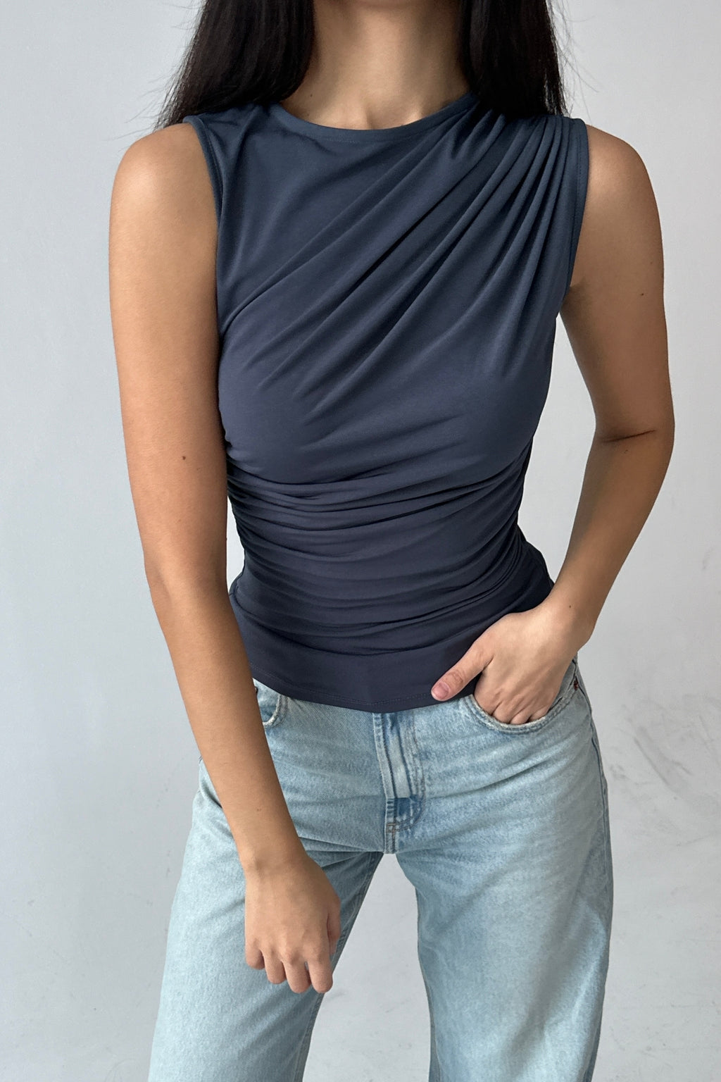 WFT4058 Büzgülü Dökümlü Kolsuz Esnek Kumaşlı Bluz - Füme - Görsel 2