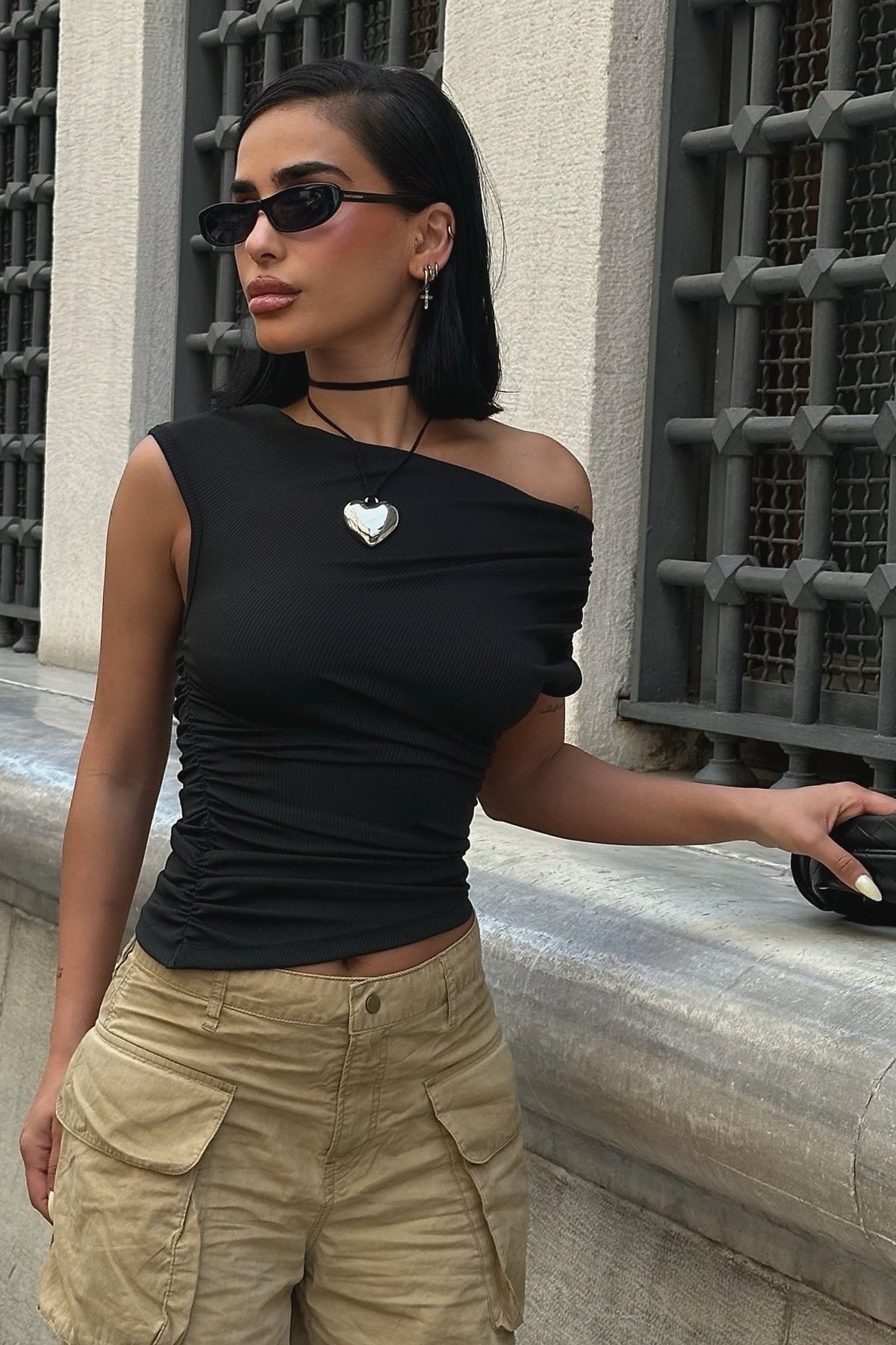 TEK OMZU AÇIK TOPARLAYICI FİTİLLİ KUMAŞ CROP TOP - Siyah - Görsel 4