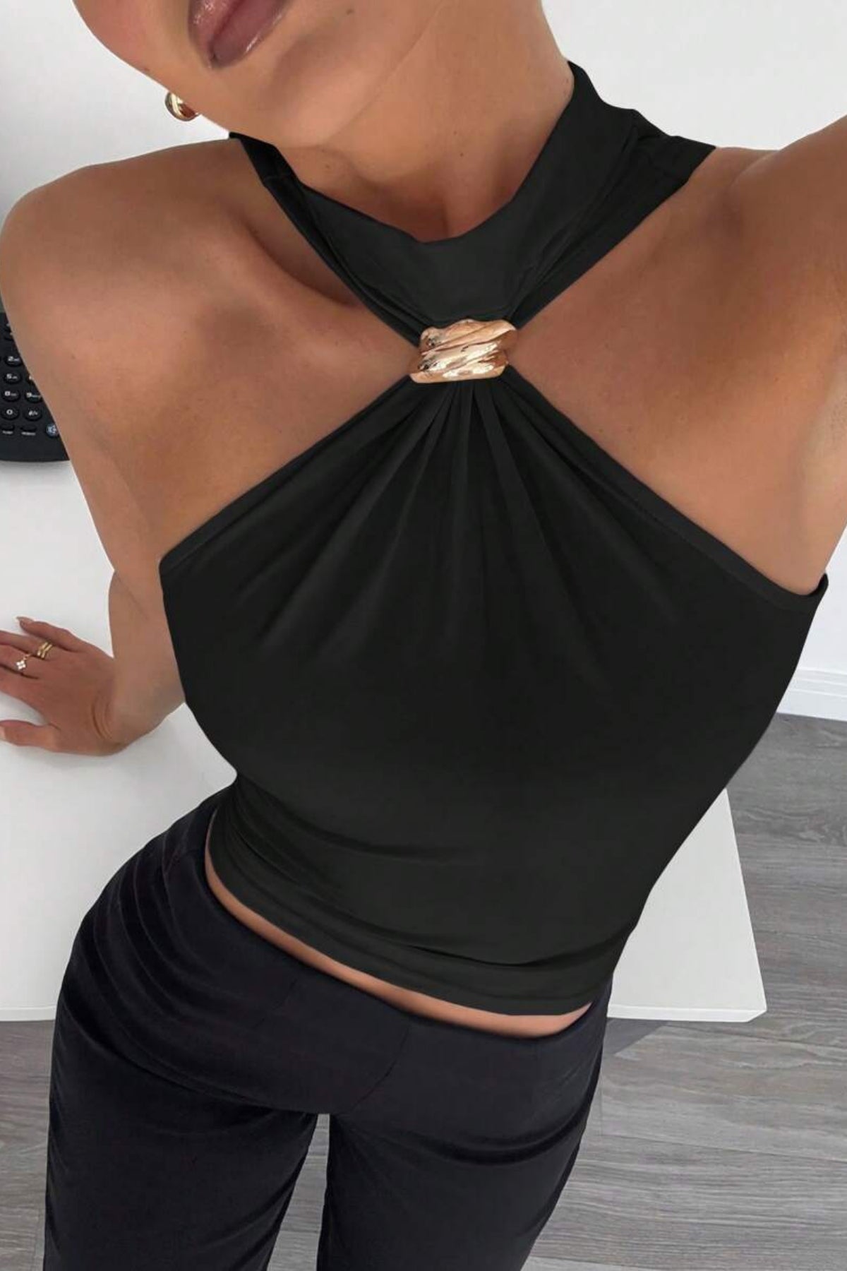 Halter Yaka Aksesuar Detaylı Crop Bluz - Siyah - Görsel 1