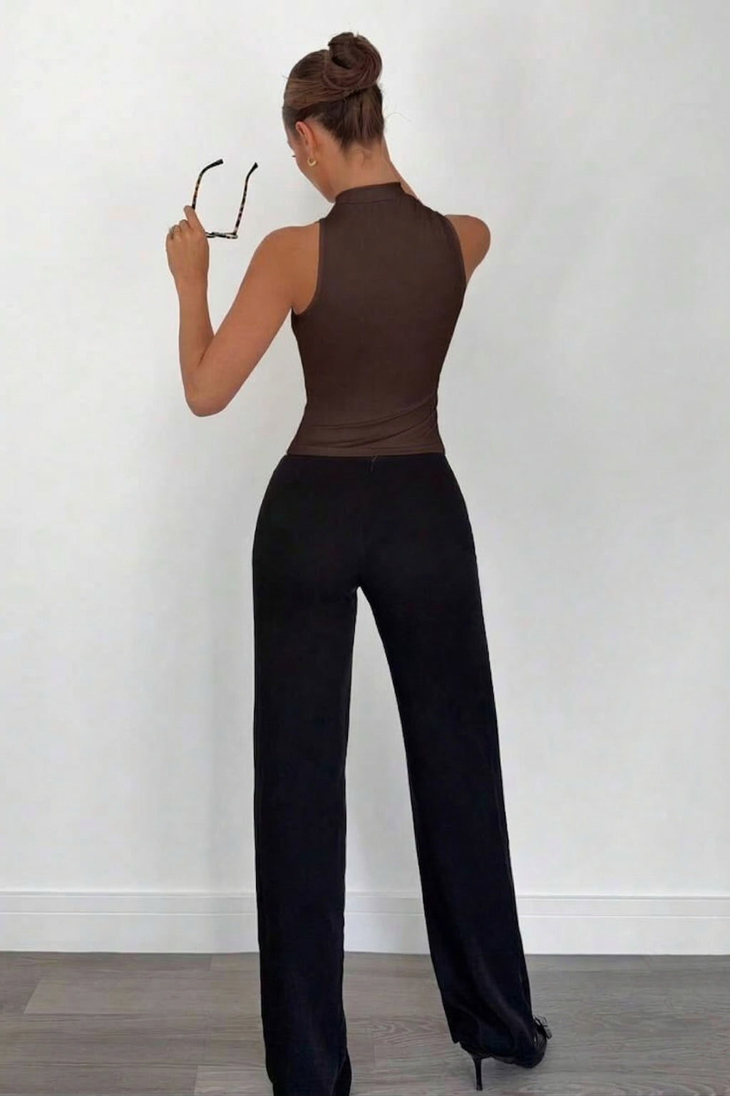 Halter Yaka Aksesuar Detaylı Crop Bluz - Kahverengi - Görsel 3