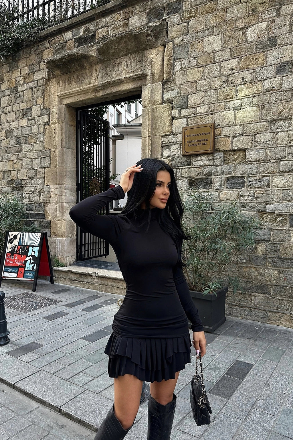 Eteği Kat Kat Yanları Büzgülü Balıkçı Yaka Siyah Elbise - SİYAH - Görsel 2