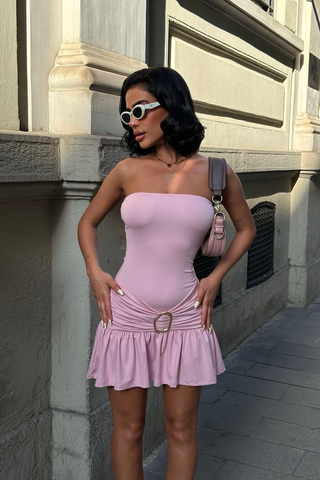 8056 AKSESUARLI STRAPLEZ BÜZGÜLÜ ESNEK KUMAŞ ELBİSE - Pembe - Görsel 1