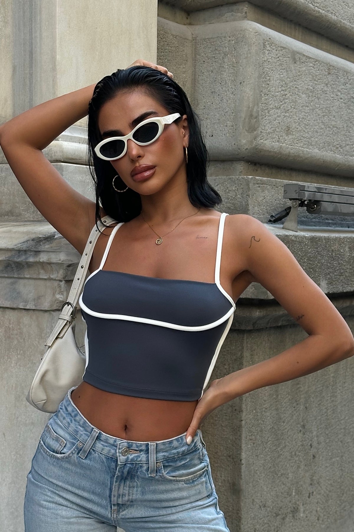WFT4096 Askılı Kontrast Crop Bluz - Füme - Görsel 3
