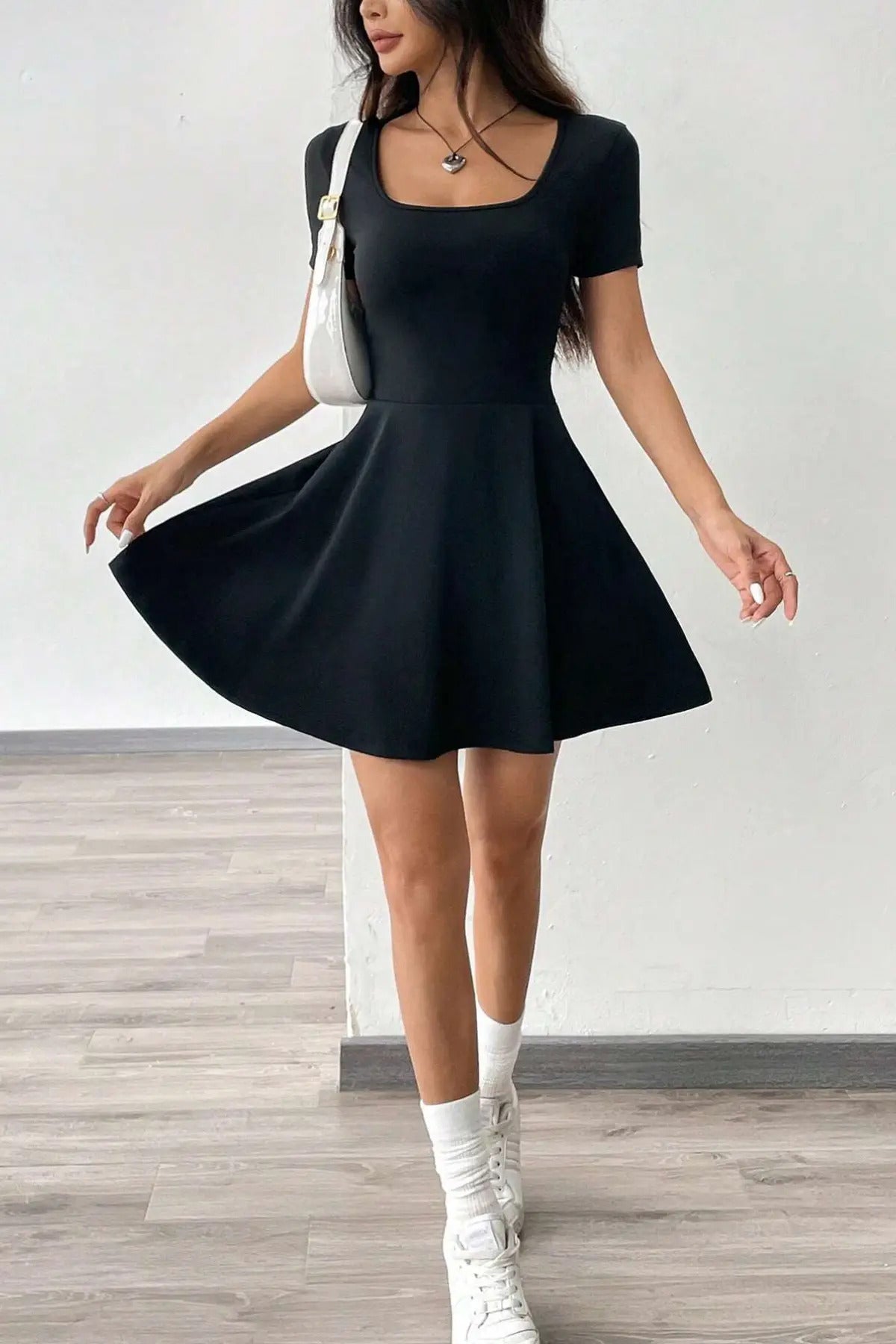 Kare Yaka Kloş Mini Elbise - Siyah - Görsel 3