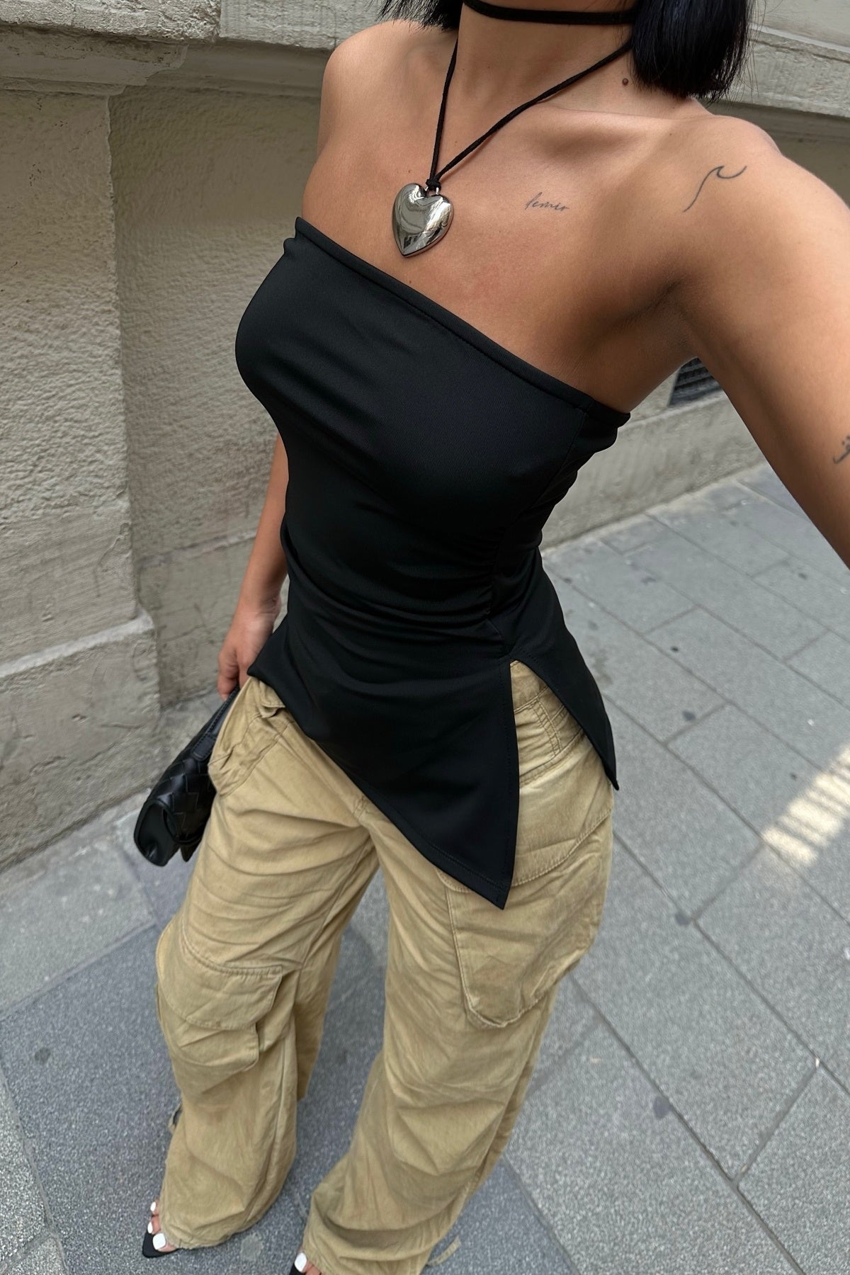 YANI YIRTMAÇLI VE BÜZGÜLÜ STRAPLEZ CROP BLUZ - Siyah - Görsel 3