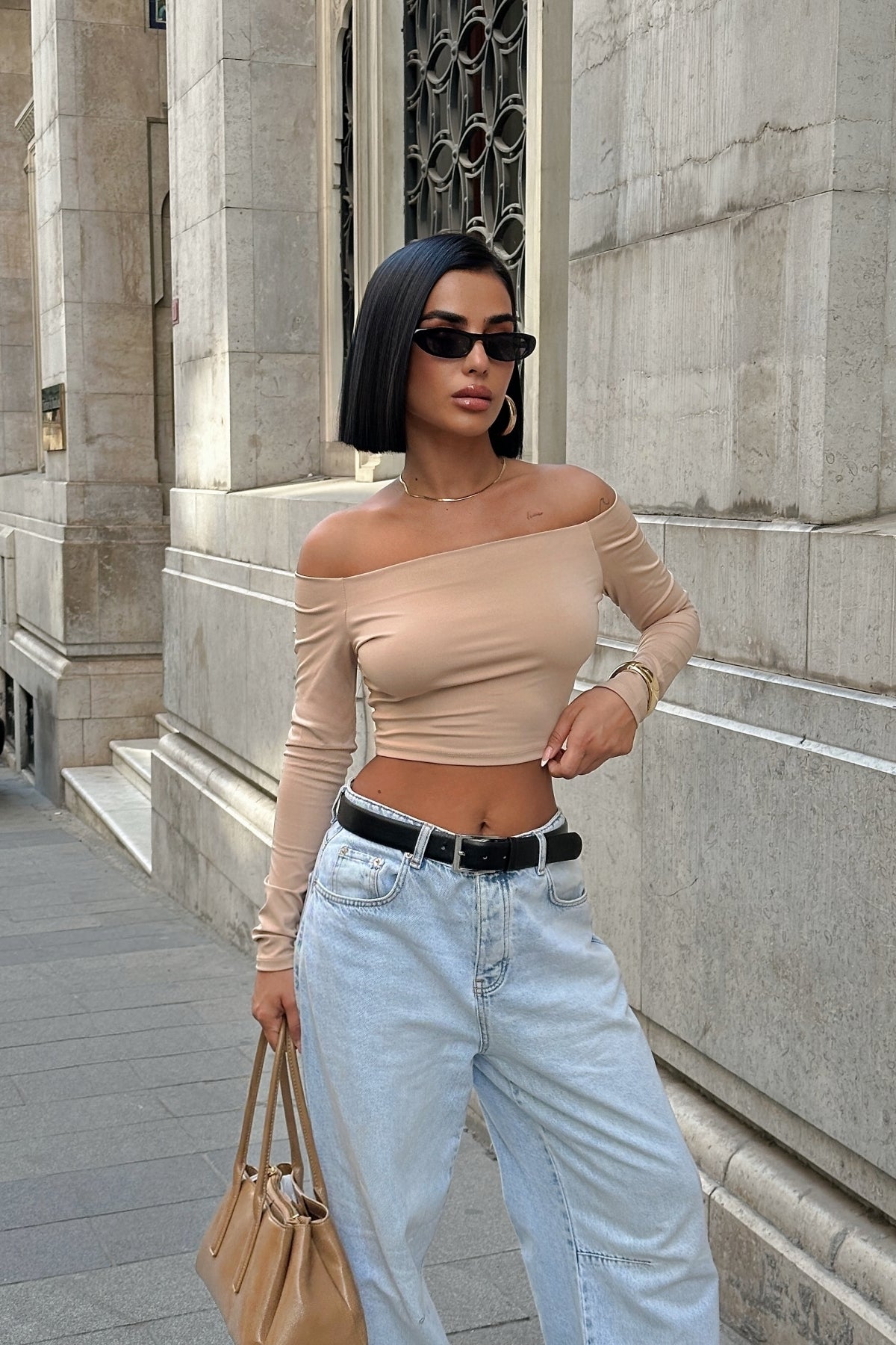 WFT2977B Madonna Yaka Parmak Detaylı Esnek Crop Bluz - Bej - Görsel 3