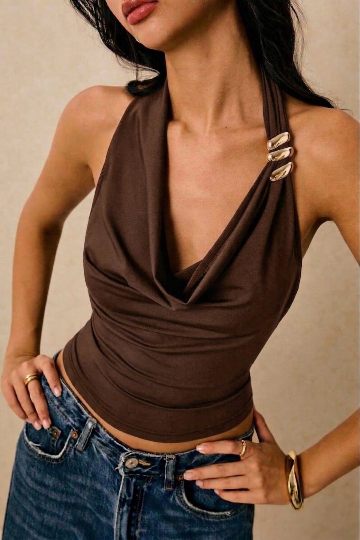 Degaje Yaka Aksesuar Detaylı Crop Bluz - Kahverengi - Görsel 1