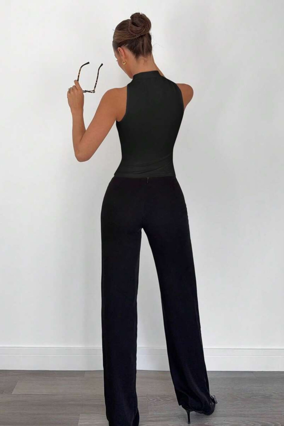 Halter Yaka Aksesuar Detaylı Crop Bluz - Siyah - Görsel 2