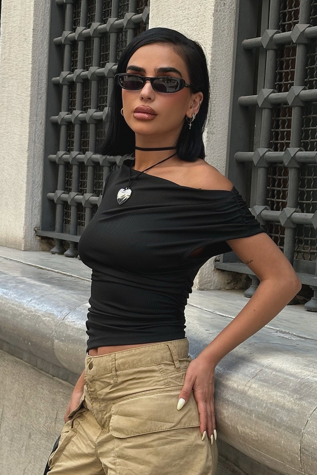 TEK OMZU AÇIK TOPARLAYICI FİTİLLİ KUMAŞ CROP TOP - Siyah - Görsel 5