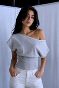 %100 PAMUK BELE OTURAN OMZU AÇIK FİTİLLİ ESNEK CROP TOP BLUZ - Gri - Görsel 1