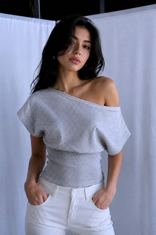 %100 PAMUK BELE OTURAN OMZU AÇIK FİTİLLİ ESNEK CROP TOP BLUZ - Gri - Görsel 1
