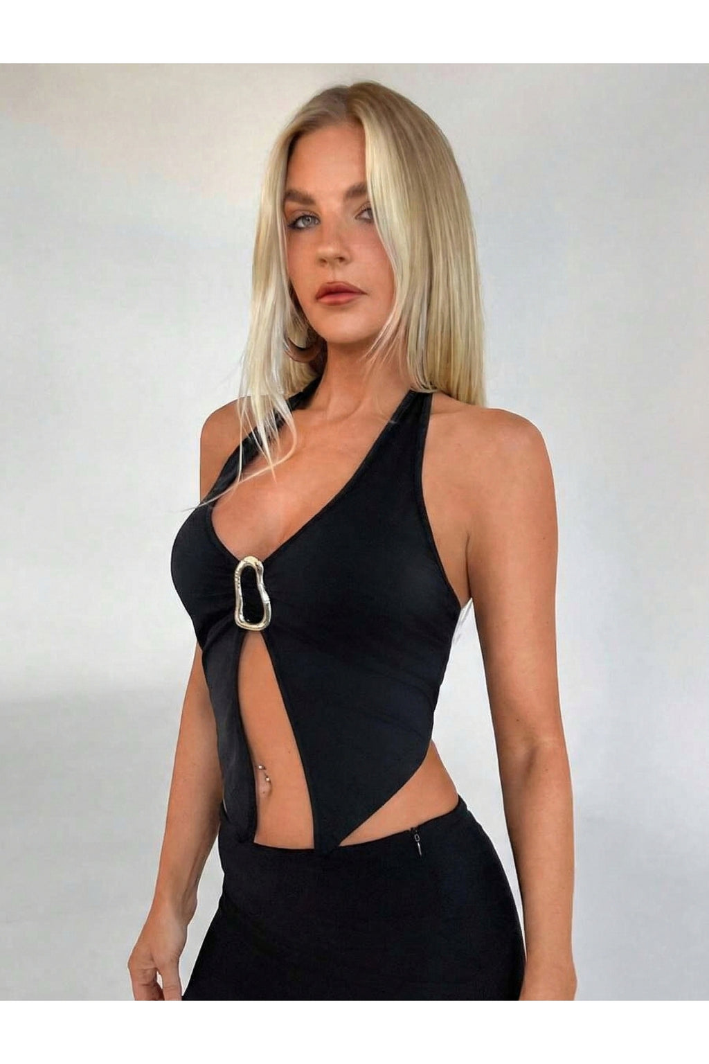 Halter Yaka Toka Detaylı Crop Bluz - Siyah - Görsel 4