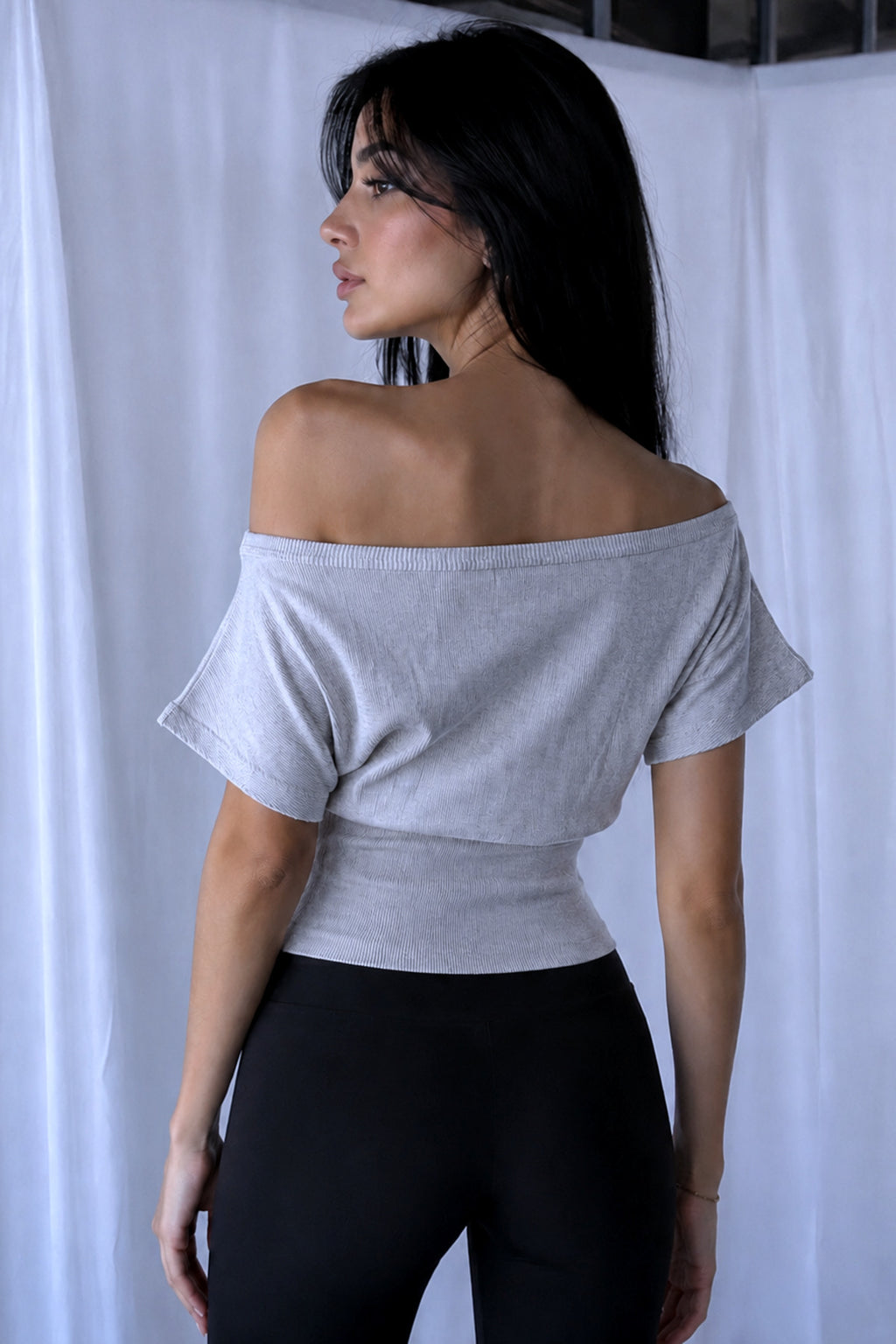 %100 PAMUK BELE OTURAN OMZU AÇIK FİTİLLİ ESNEK CROP TOP BLUZ - Gri - Görsel 3