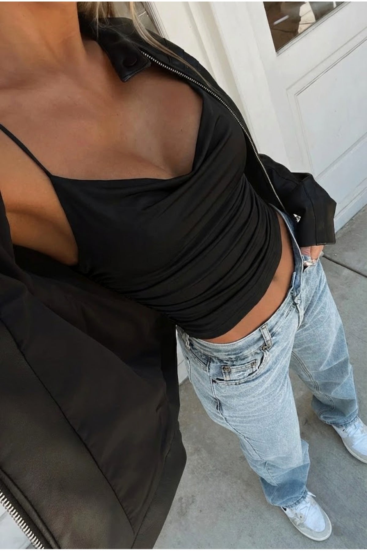 Kolsuz Askılı Degaje Yaka Bluz Crop - Siyah - Görsel 1
