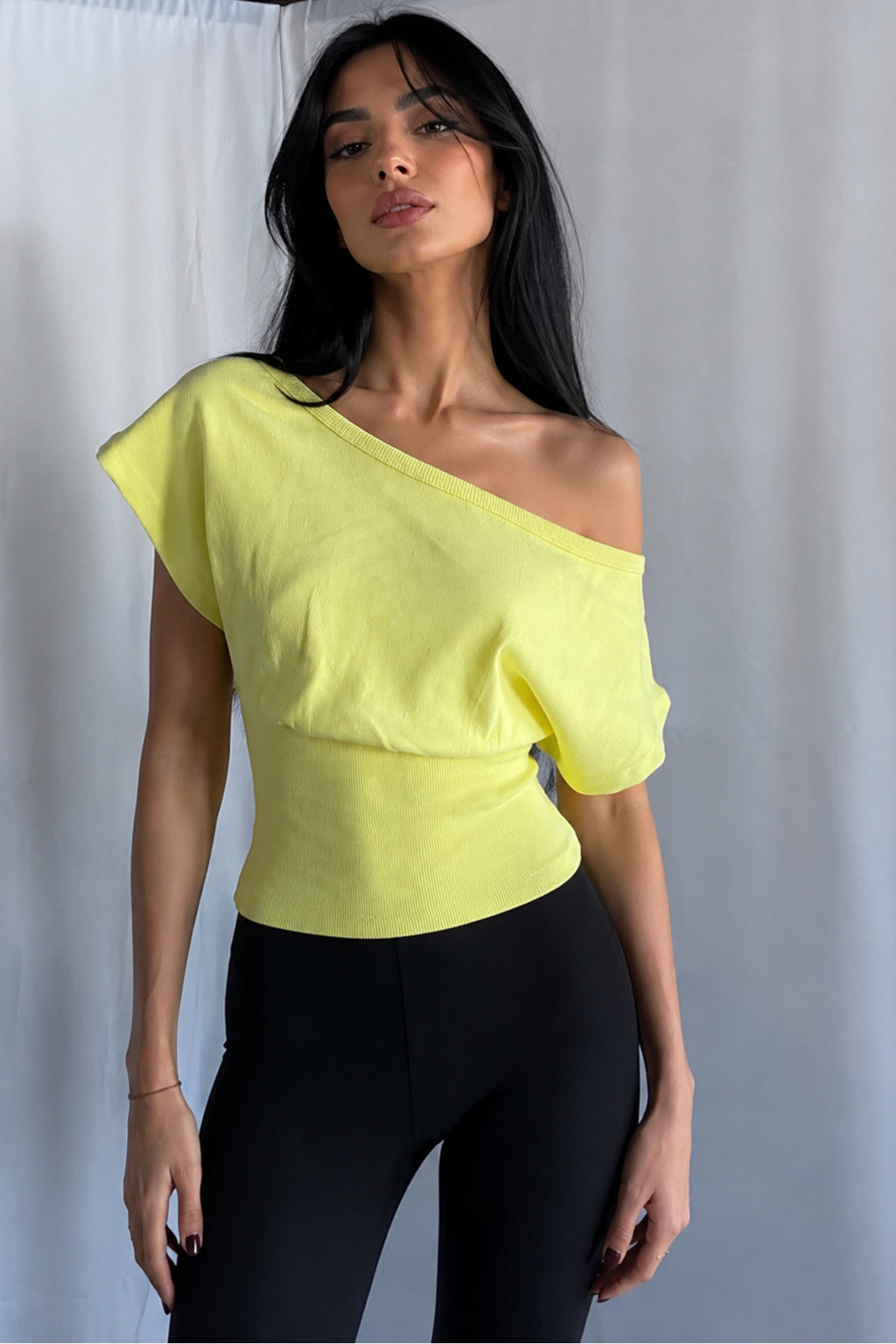 %100 PAMUK BELE OTURAN OMZU AÇIK FİTİLLİ ESNEK CROP TOP BLUZ - Limon Sarısı - Görsel 1