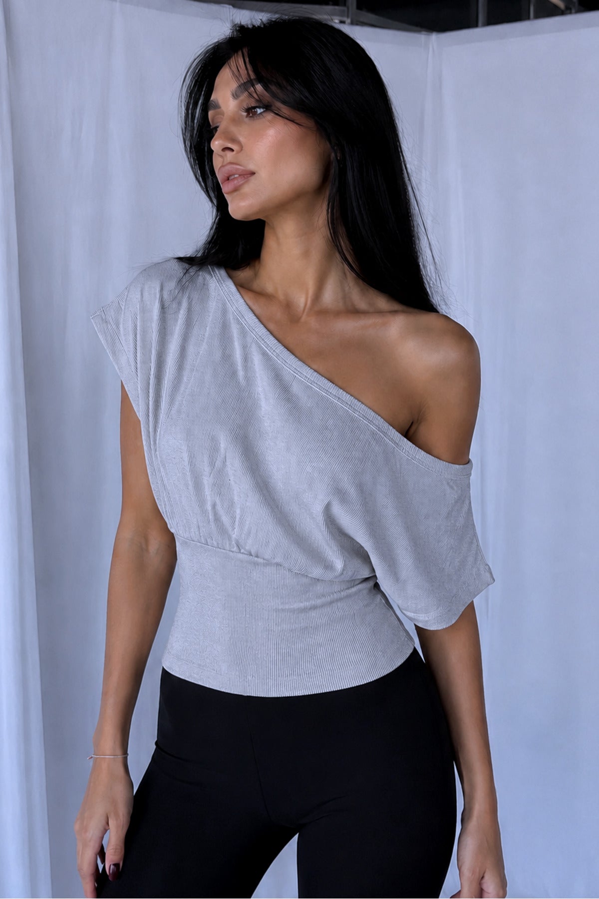 %100 PAMUK BELE OTURAN OMZU AÇIK FİTİLLİ ESNEK CROP TOP BLUZ - Gri - Görsel 4