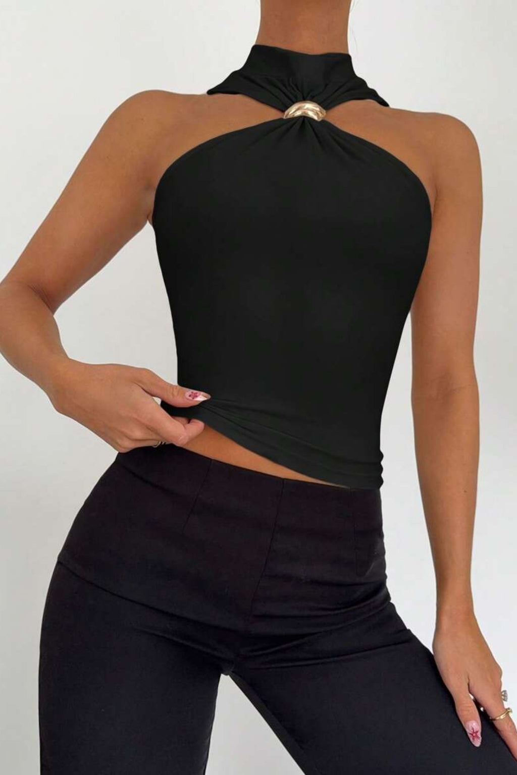 Halter Yaka Aksesuar Detaylı Crop Bluz - Siyah - Görsel 4