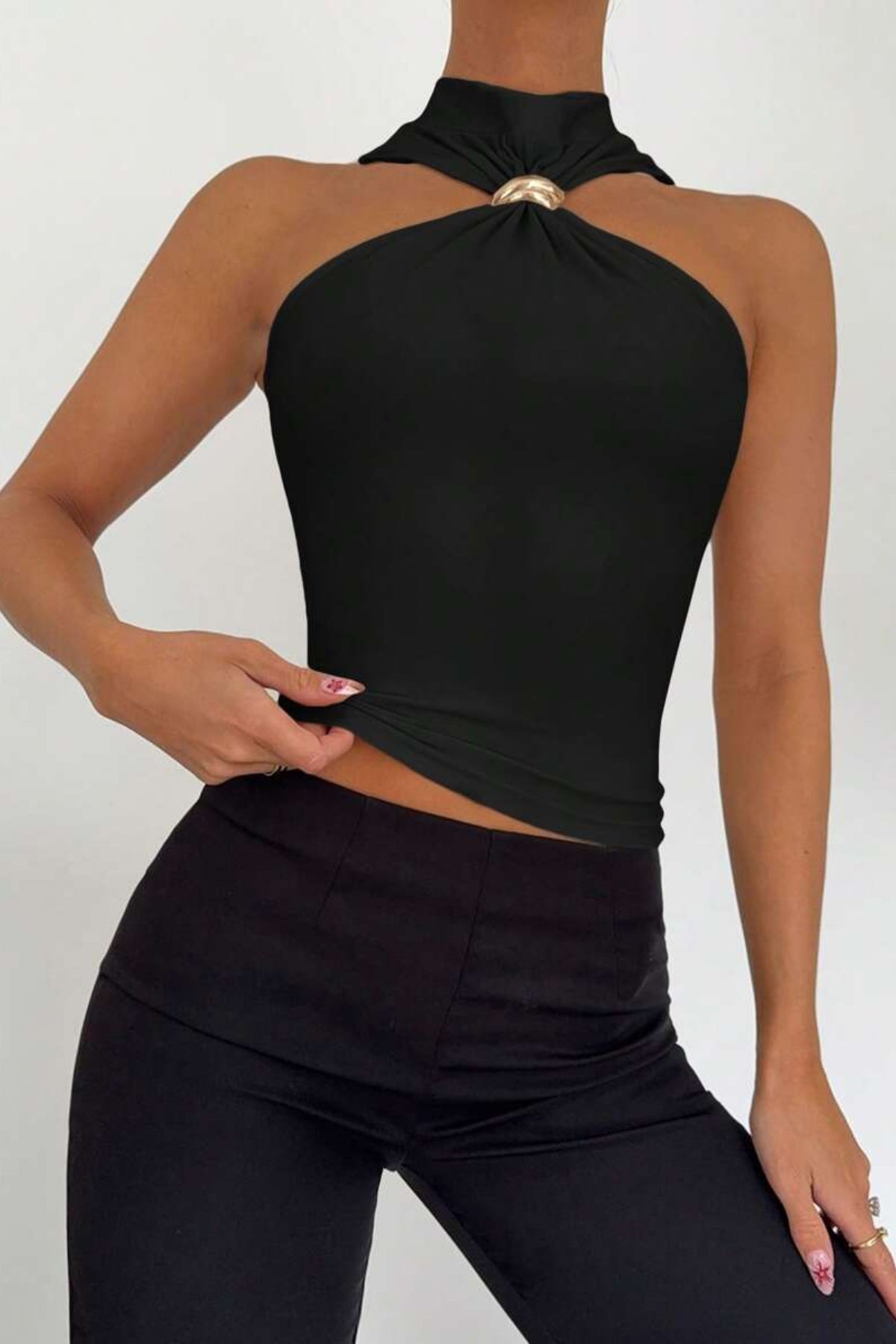 Halter Yaka Aksesuar Detaylı Crop Bluz - Siyah - Görsel 4