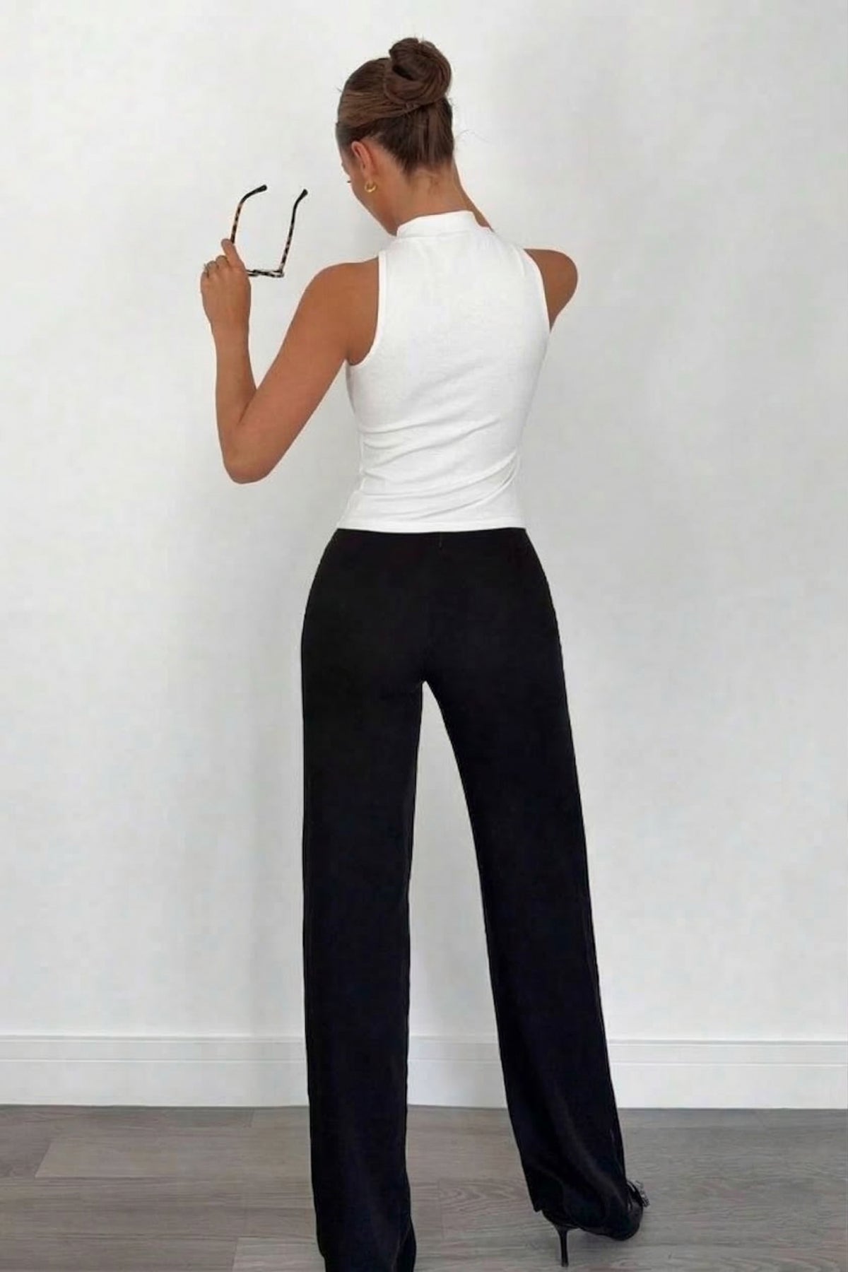Halter Yaka Aksesuar Detaylı Crop Bluz - Ekru - Görsel 3