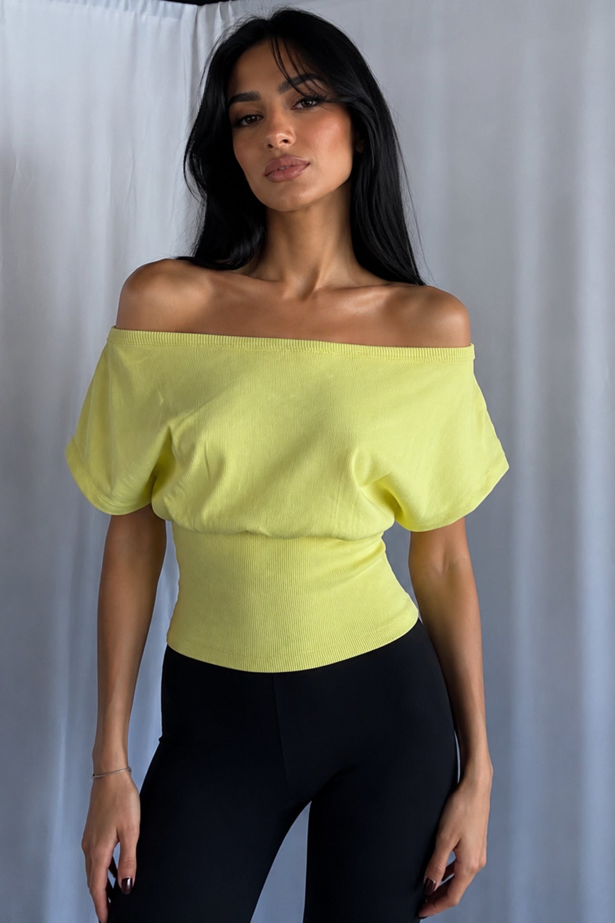 %100 PAMUK BELE OTURAN OMZU AÇIK FİTİLLİ ESNEK CROP TOP BLUZ - Limon Sarısı - Görsel 3