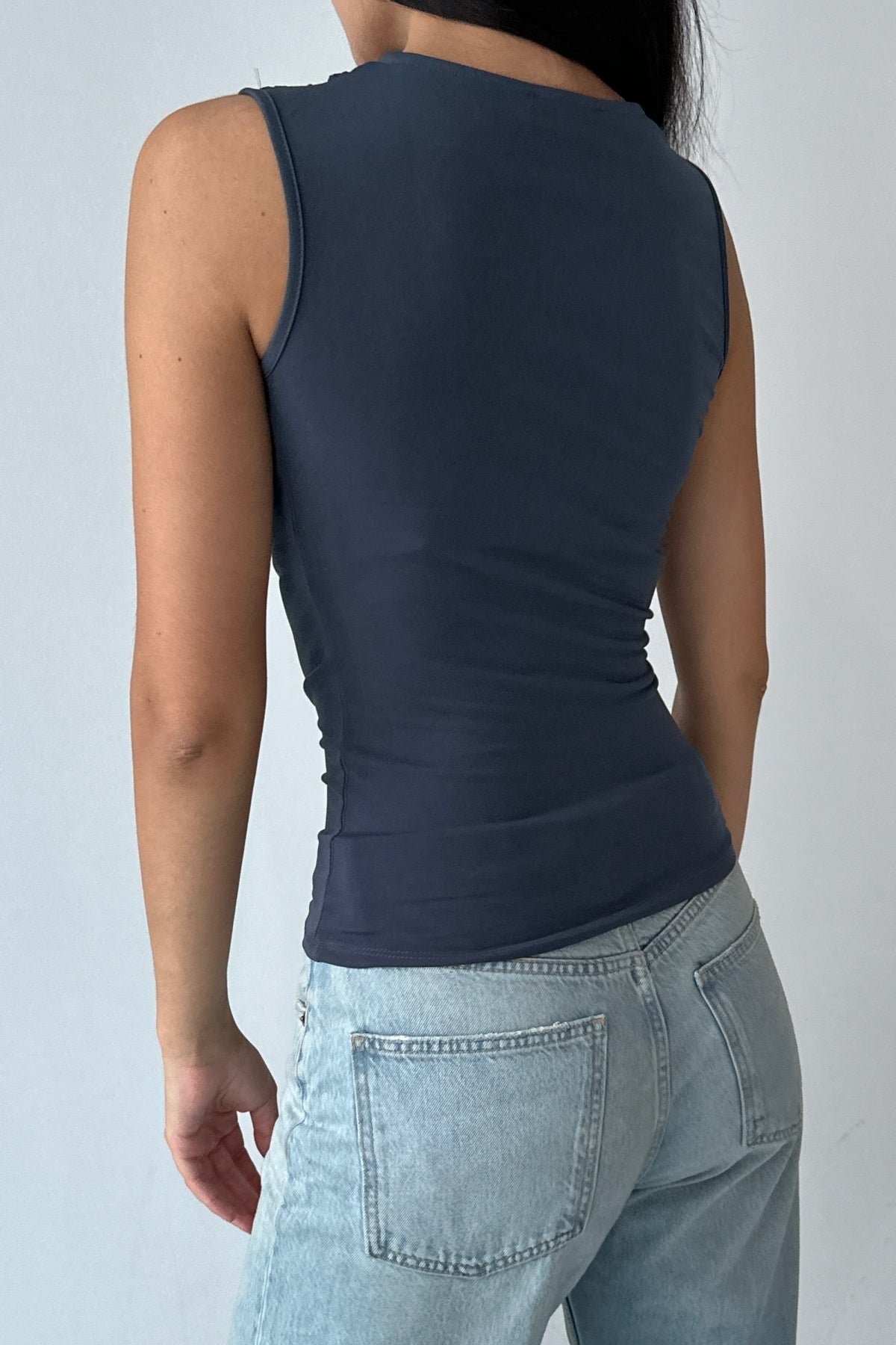 WFT4058 Büzgülü Dökümlü Kolsuz Esnek Kumaşlı Bluz - Füme - Görsel 3