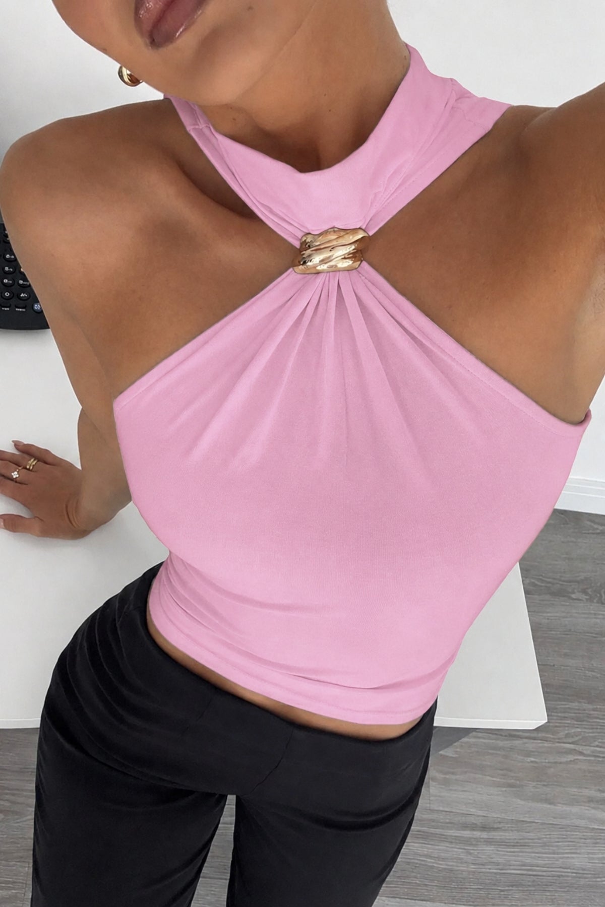 Halter Yaka Aksesuar Detaylı Crop Bluz - Pembe - Görsel 1