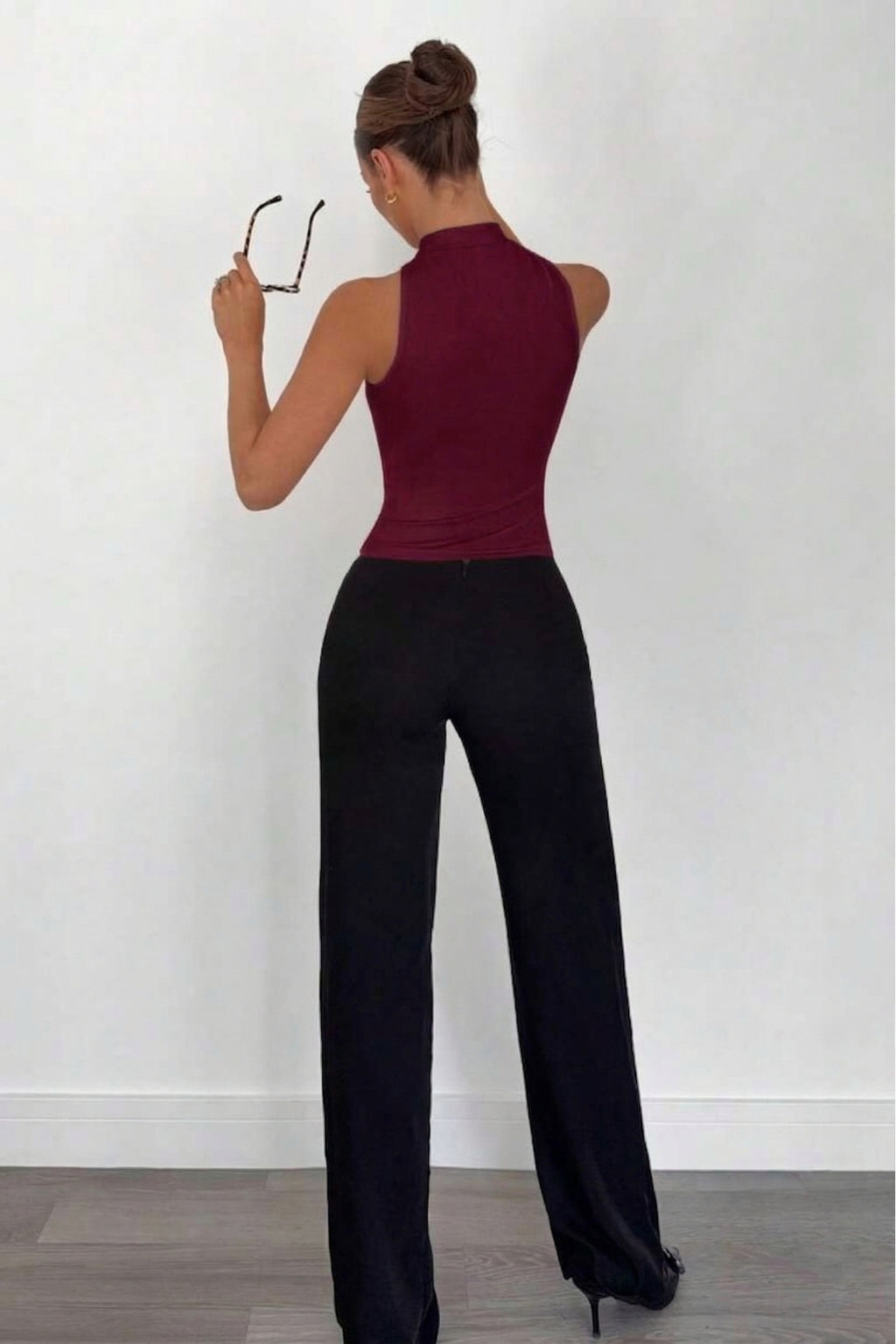 Halter Yaka Aksesuar Detaylı Crop Bluz - Bordo - Görsel 3